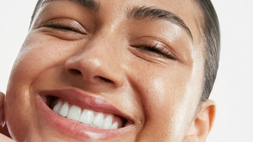 Jeune femme souriante à la peau lumineuse